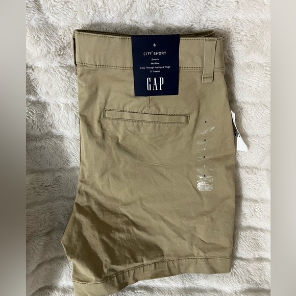 GAP Women’s Khaki City Shorts - Picture 2 of 3